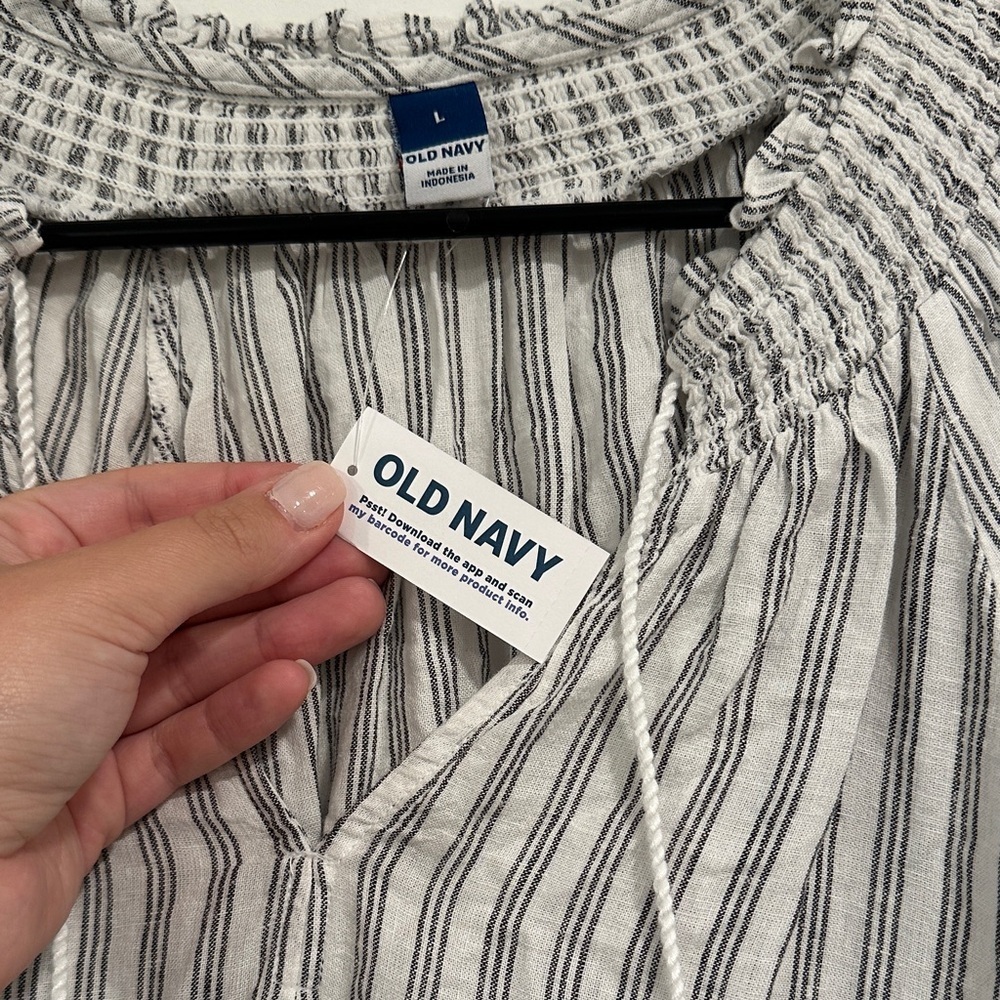 Old Navy Women's Black and White Striped Blouse - Picture 3 of 6